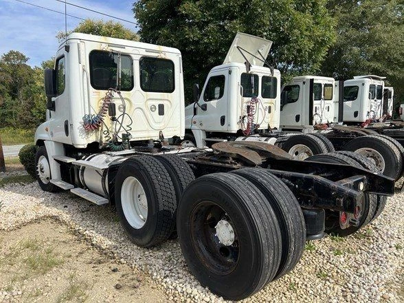 2015 Freightliner - Image 2 of 12