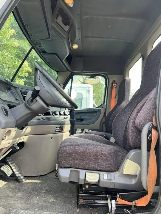 2015 Freightliner - Image 6 of 12