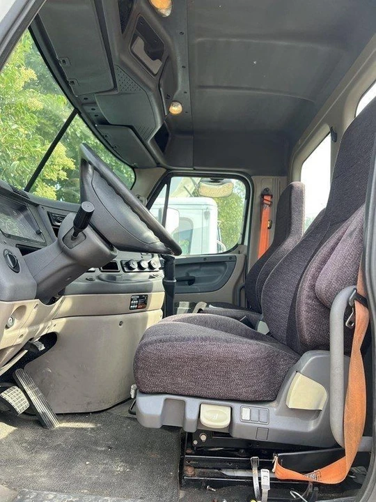 2015 Freightliner - Image 6 of 12