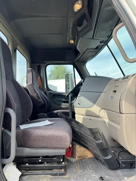 2015 Freightliner - Image 10 of 12