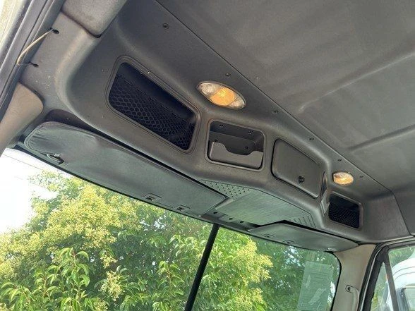 2015 Freightliner - Image 7 of 15