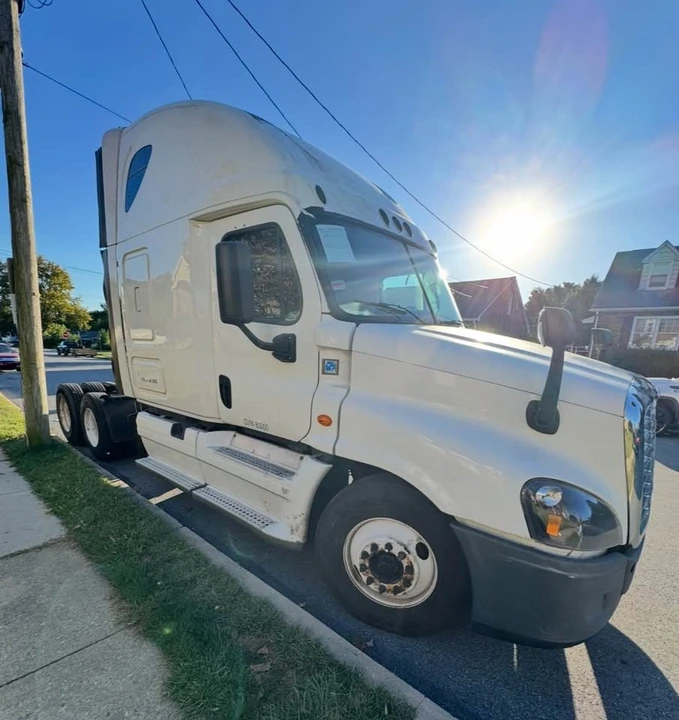 2015 Freightliner - Image 2 of 5