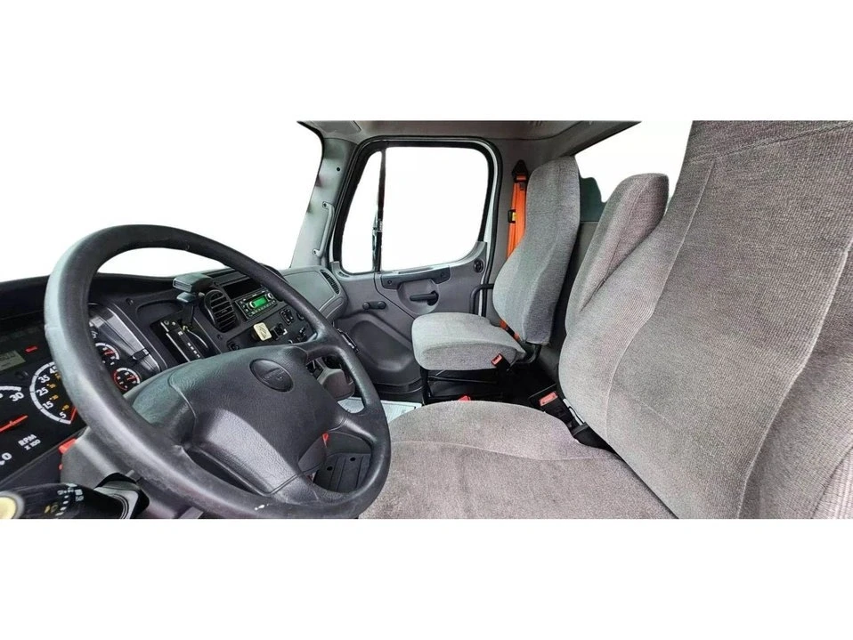 2015 Freightliner - Image 7 of 11
