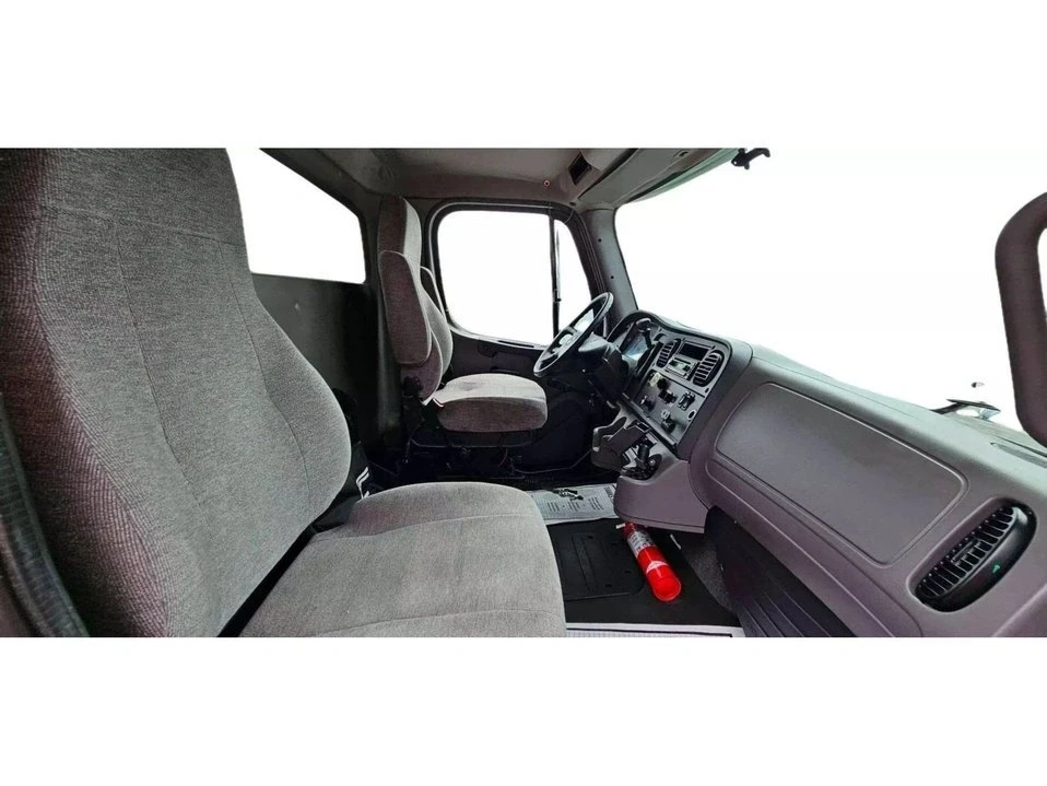 2015 Freightliner - Image 8 of 11