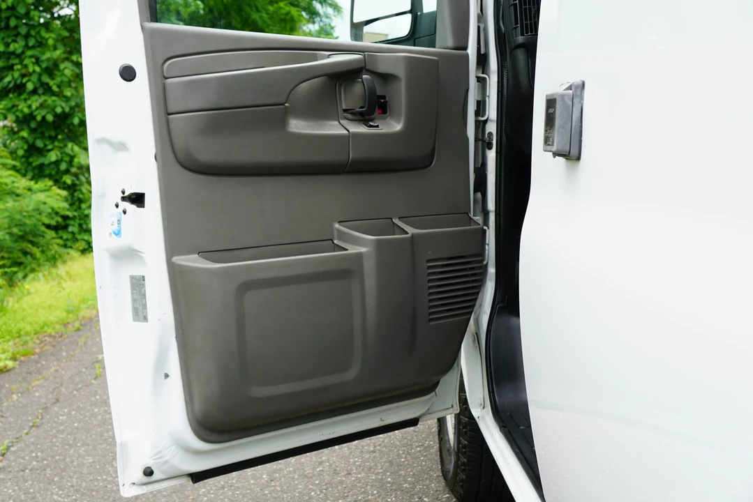 2015 GMC Savana - Image 28 of 31