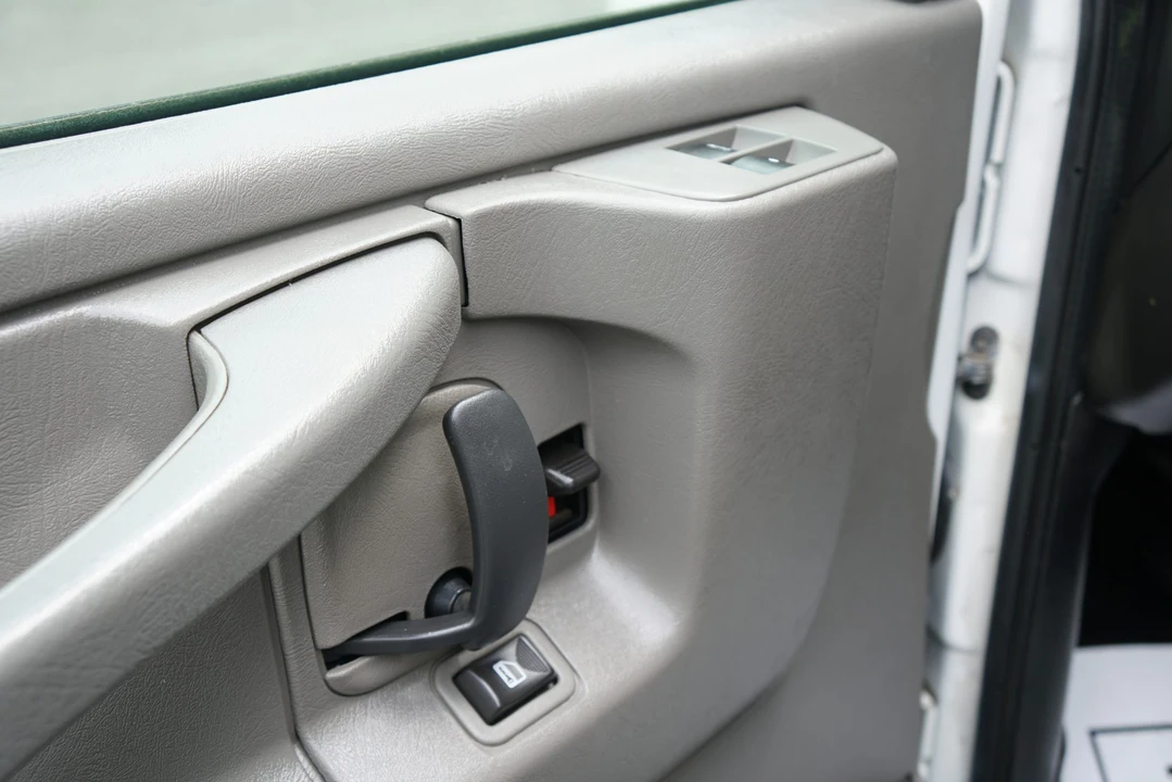 2015 GMC Savana - Image 29 of 31