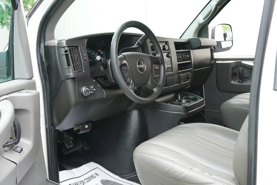 2015 GMC Savana - Image 25 of 31