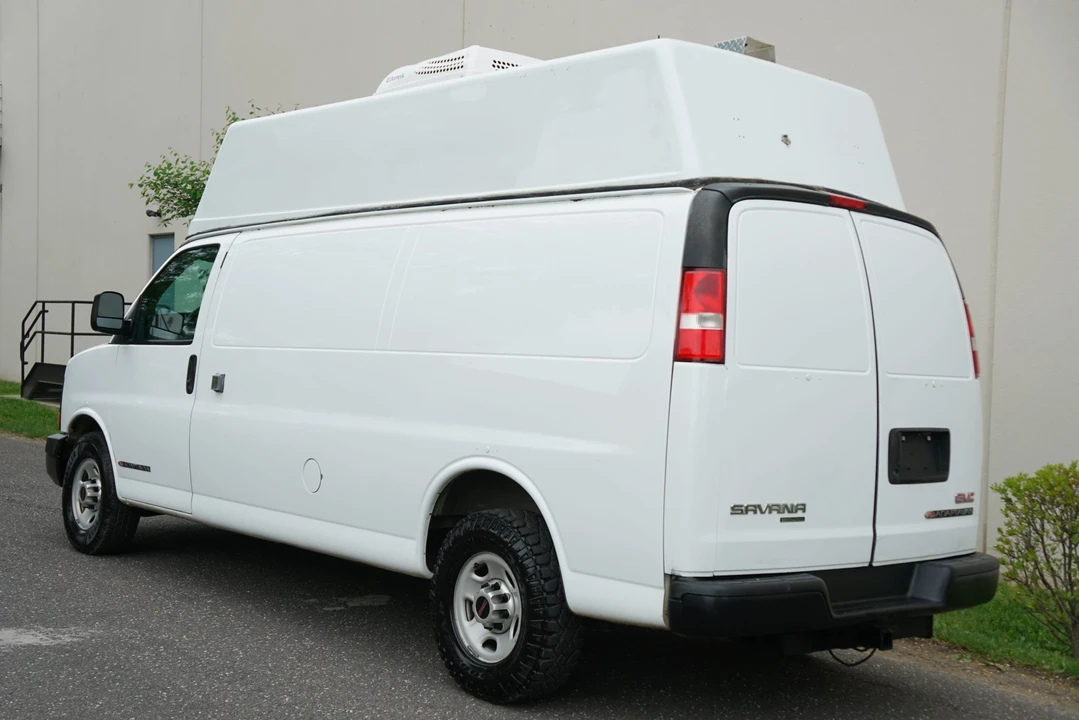 2015 GMC Savana - Image 4 of 31