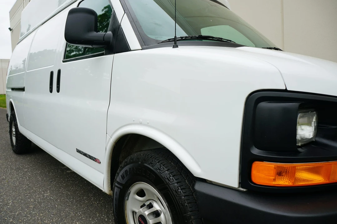 2015 GMC Savana - Image 16 of 31