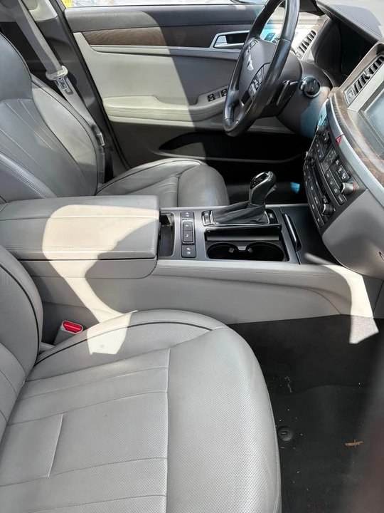 2015 Hyundai Genesis - Image 7 of 10