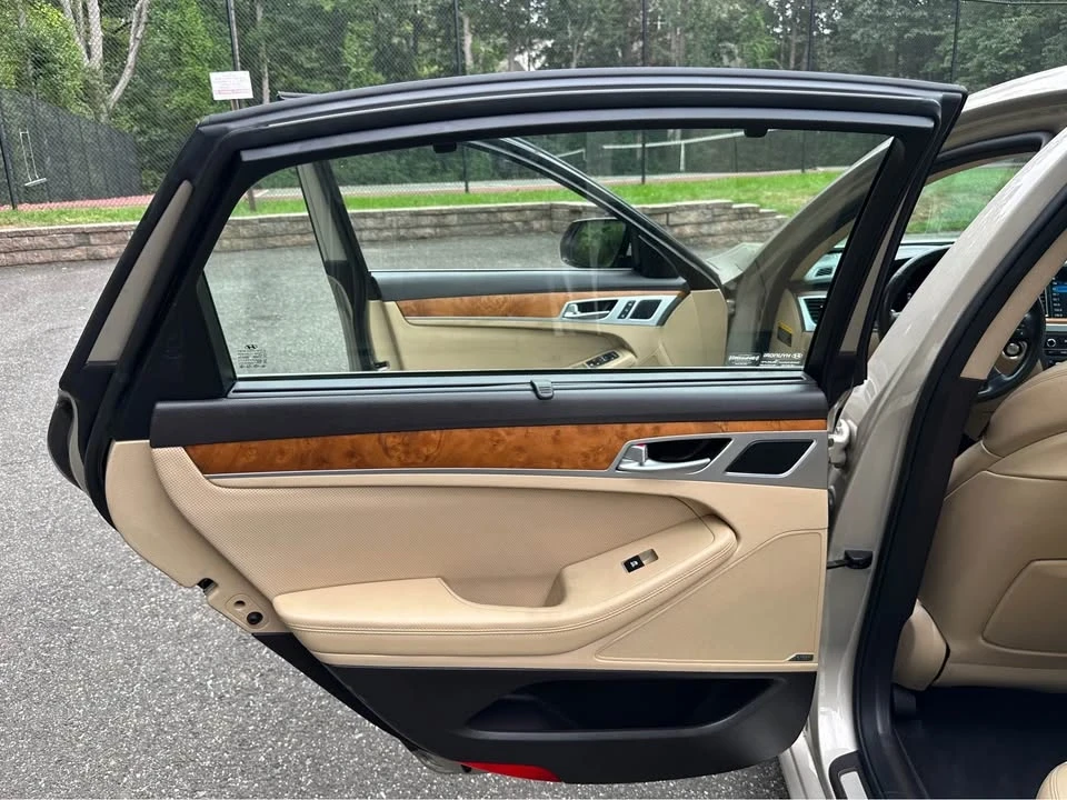 2015 Hyundai Genesis - Image 10 of 20