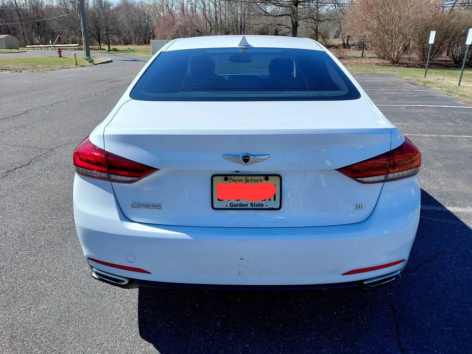 2015 Hyundai Genesis - Image 8 of 15