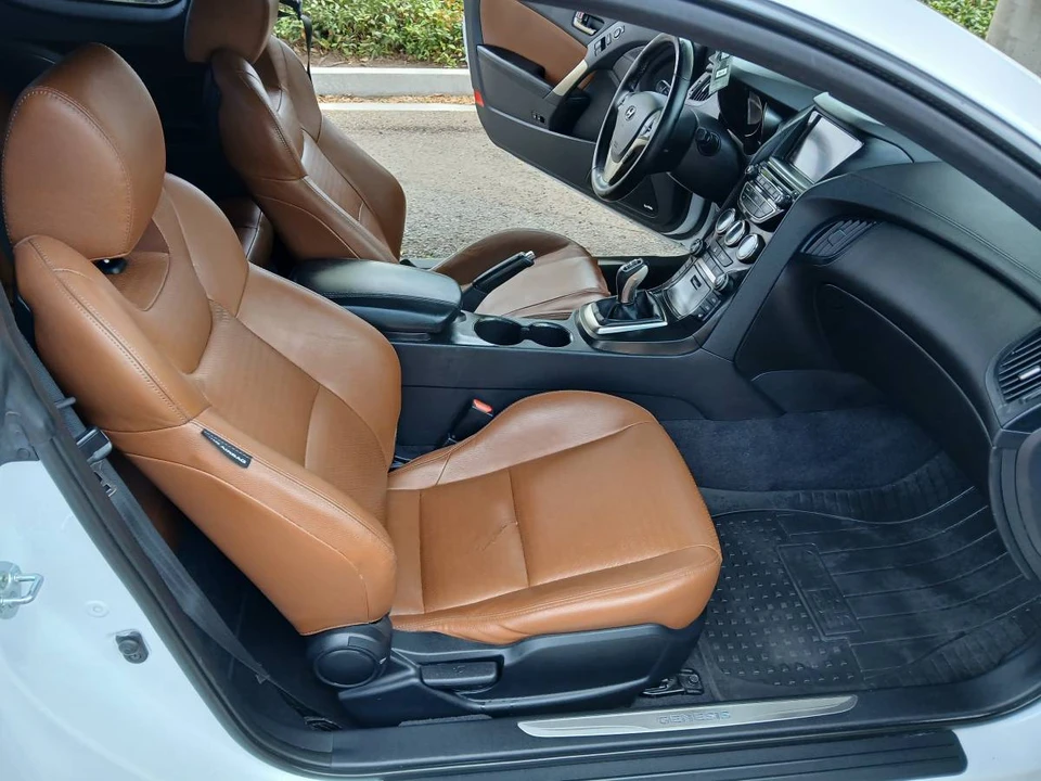 2015 Hyundai Genesis Coupe - Image 10 of 24