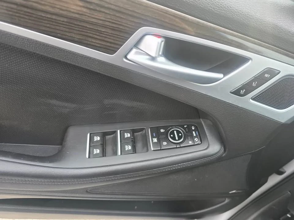 2015 Hyundai Genesis - Image 14 of 19