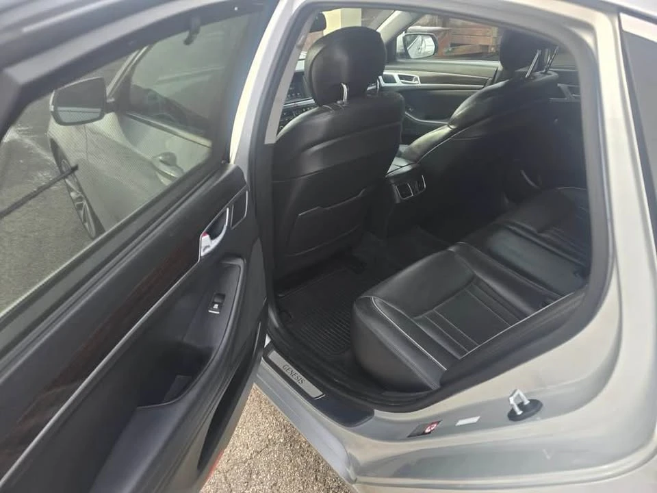 2015 Hyundai Genesis - Image 9 of 19