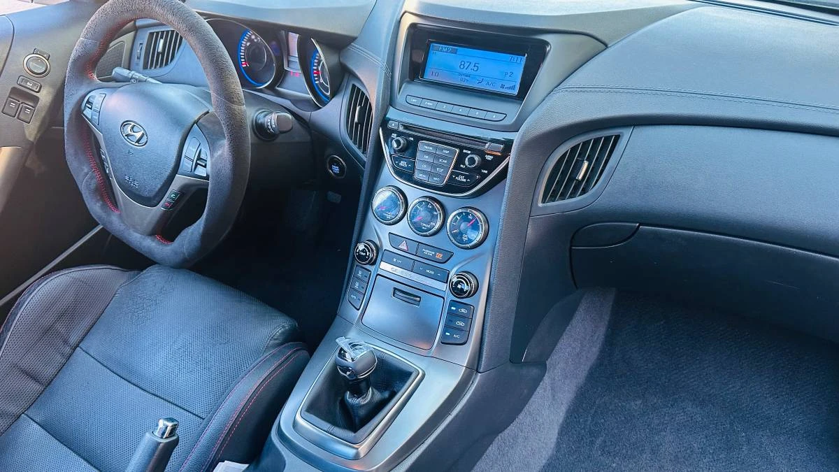 2015 Hyundai Genesis Coupe - Image 16 of 22
