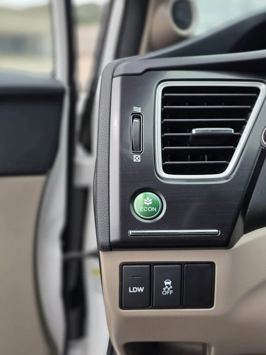 2015 Honda Civic 9th Gen - Image 10 of 20