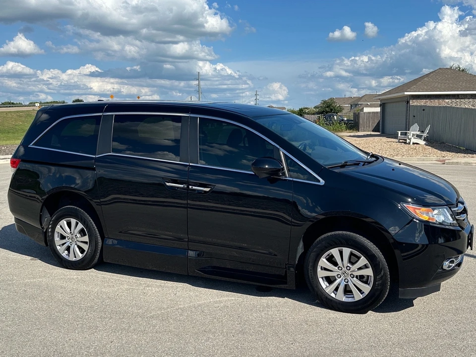 2015 Honda Odyssey - Image 2 of 15