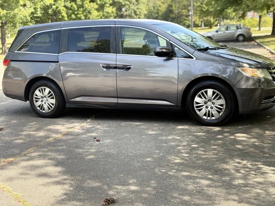 2015 Honda Odyssey - Image 2 of 17