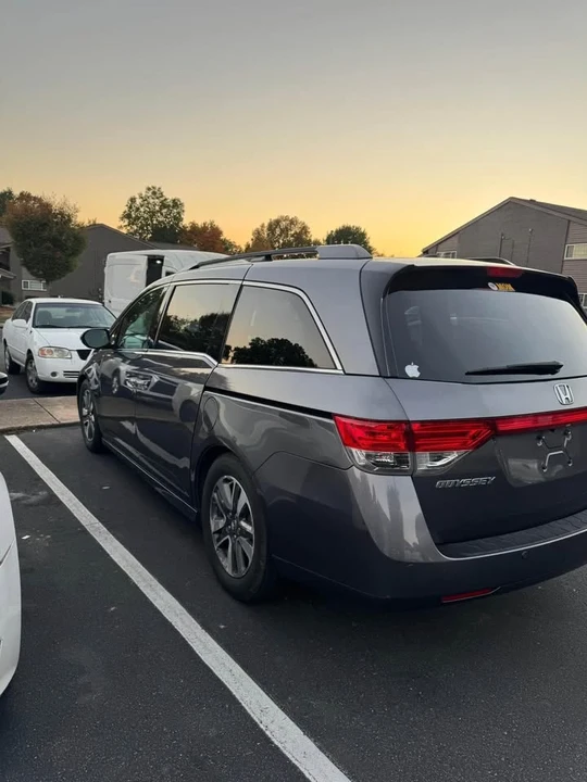 2015 Honda Odyssey - Image 2 of 10