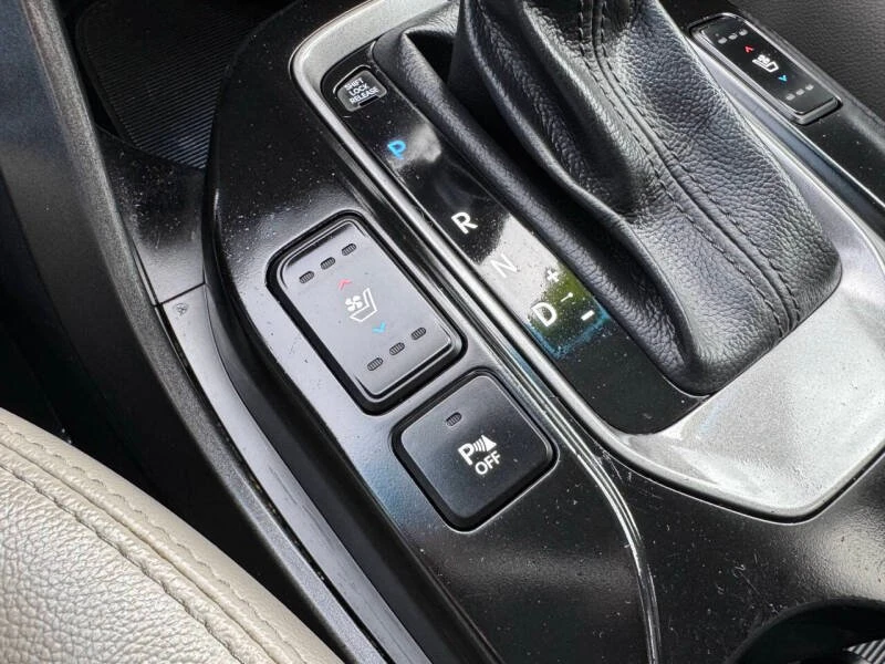 2015 Hyundai Santa Fe - Image 17 of 19