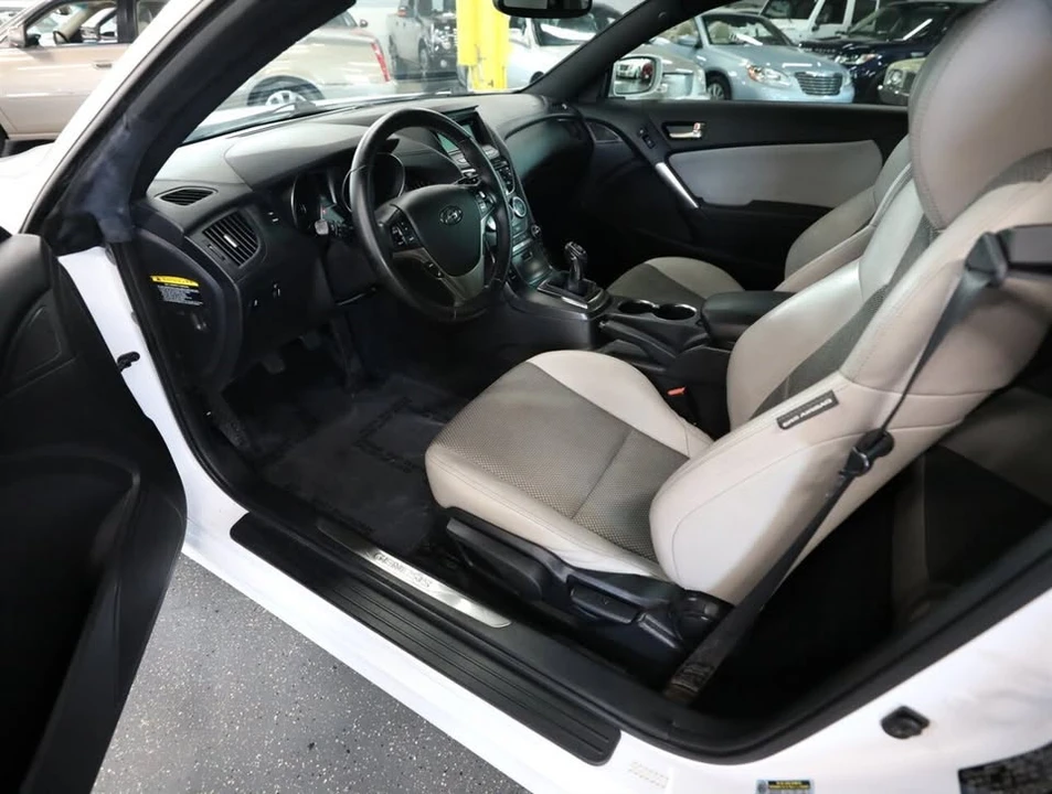 2015 Hyundai Genesis Coupe - Image 14 of 18