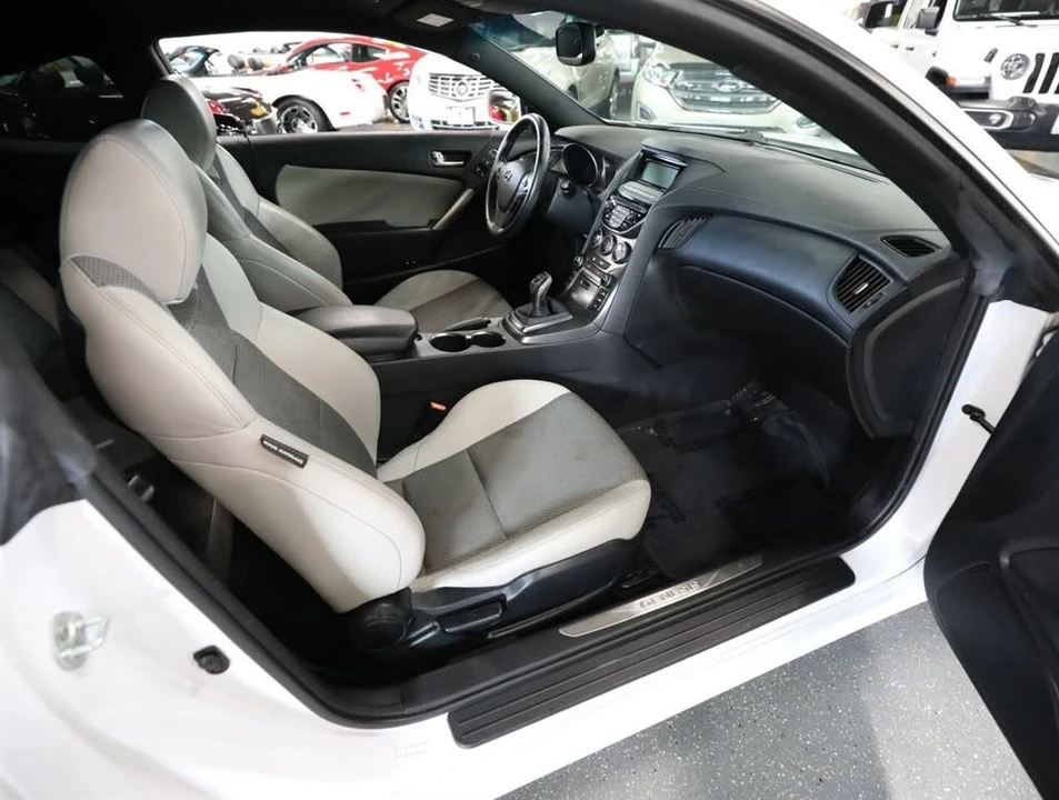 2015 Hyundai Genesis Coupe - Image 10 of 18