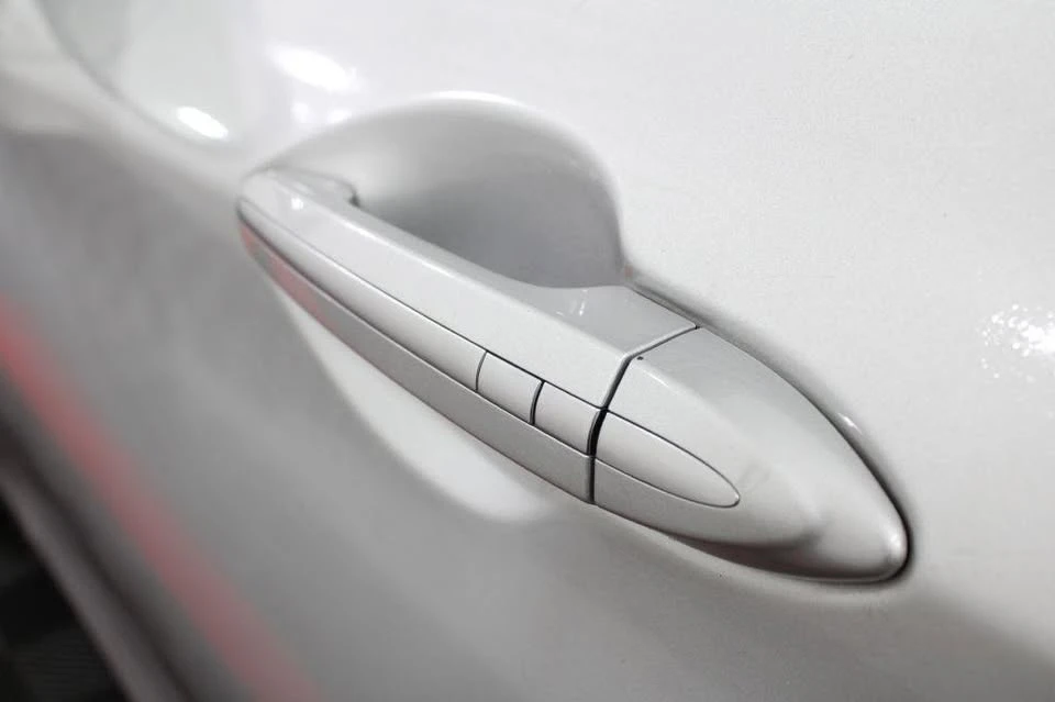 2015 Hyundai Genesis - Image 14 of 20
