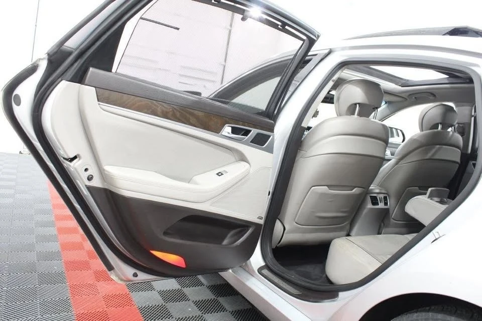 2015 Hyundai Genesis - Image 18 of 20