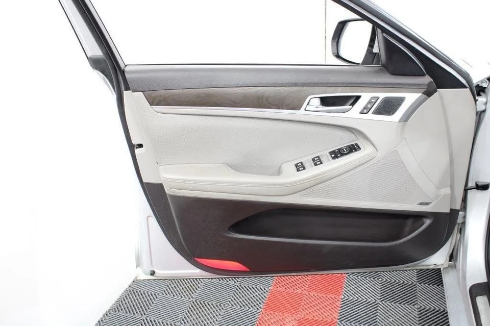 2015 Hyundai Genesis - Image 15 of 20