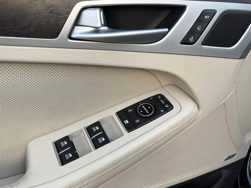 2015 Hyundai Genesis - Image 12 of 18