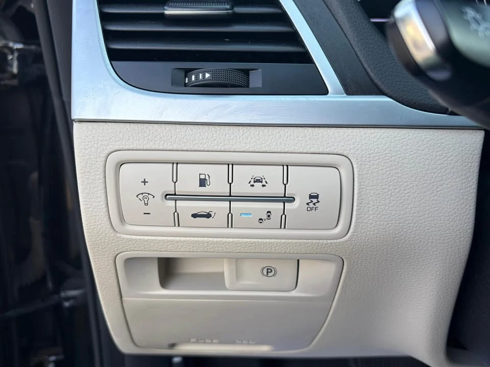 2015 Hyundai Genesis - Image 14 of 18