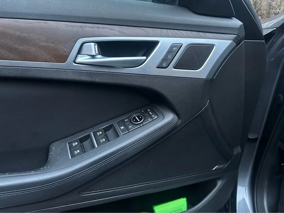 2015 Hyundai Genesis - Image 10 of 19