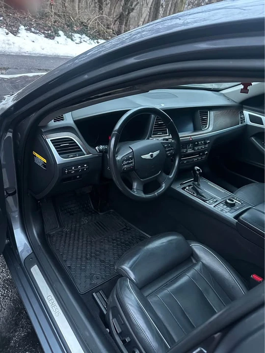 2015 Hyundai Genesis - Image 18 of 19