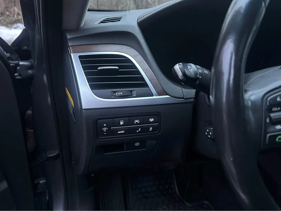 2015 Hyundai Genesis - Image 9 of 19