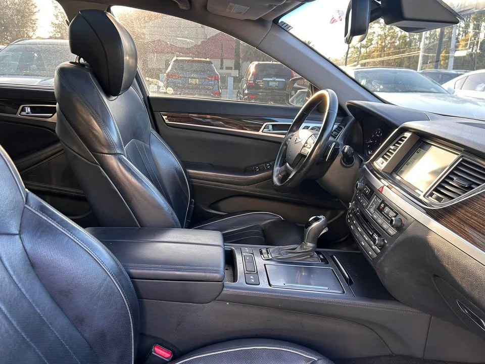 2015 Hyundai Genesis - Image 17 of 20