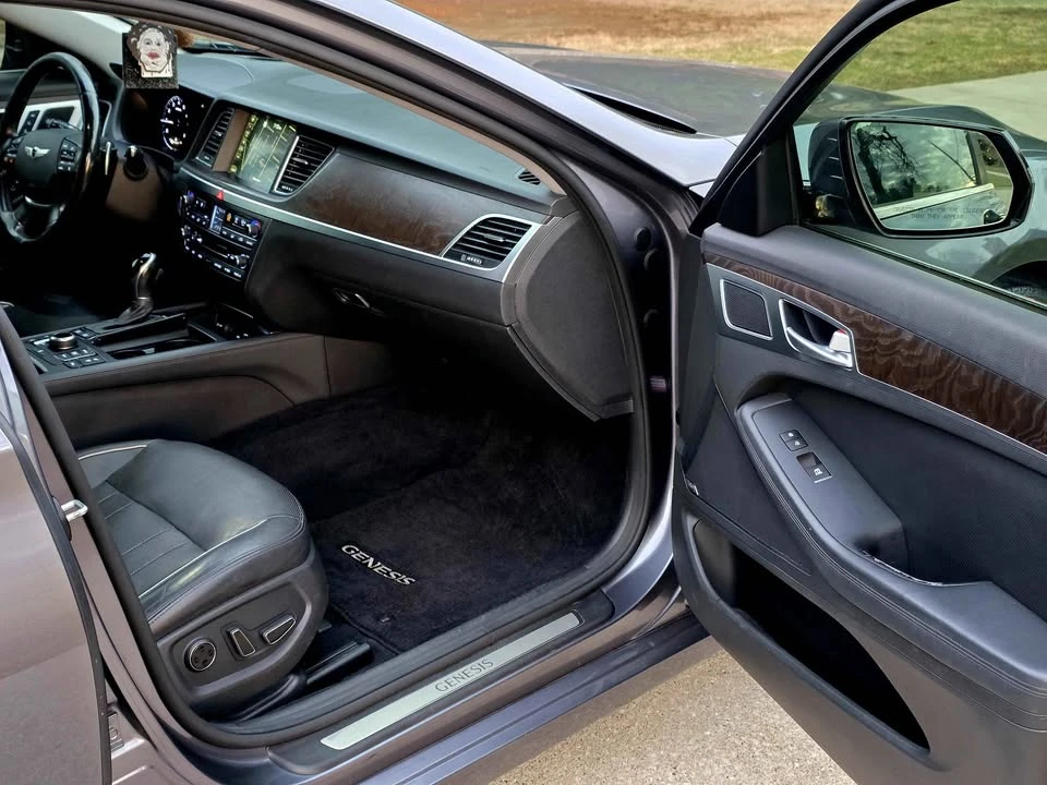 2015 Hyundai Genesis - Image 13 of 20