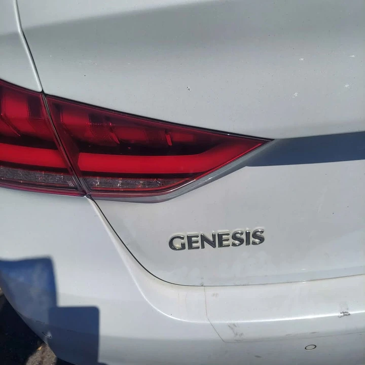 2015 Hyundai Genesis - Image 16 of 19
