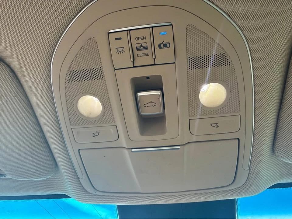2015 Hyundai Genesis - Image 17 of 20