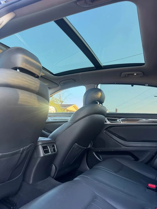 2015 Hyundai Genesis - Image 10 of 15
