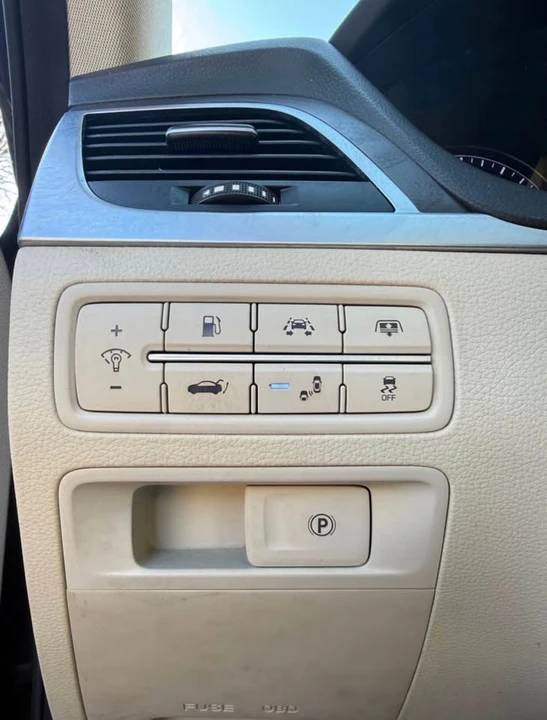 2015 Hyundai Genesis - Image 8 of 10