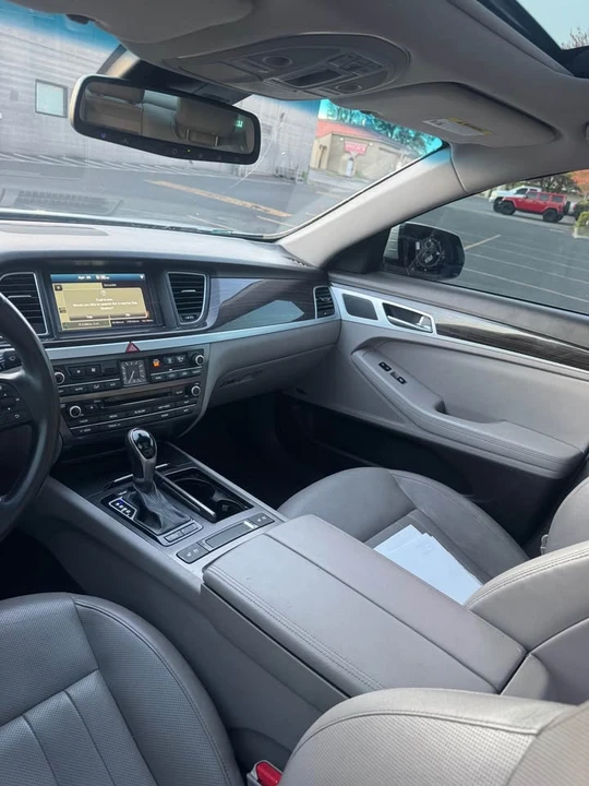2015 Hyundai Genesis - Image 16 of 19