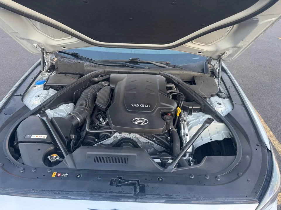 2015 Hyundai Genesis - Image 13 of 19
