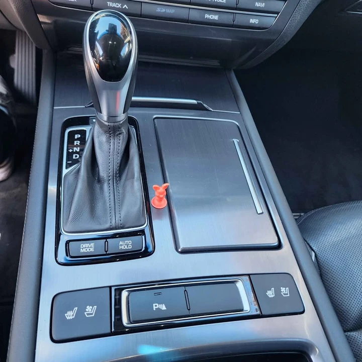 2015 Hyundai Genesis - Image 17 of 20