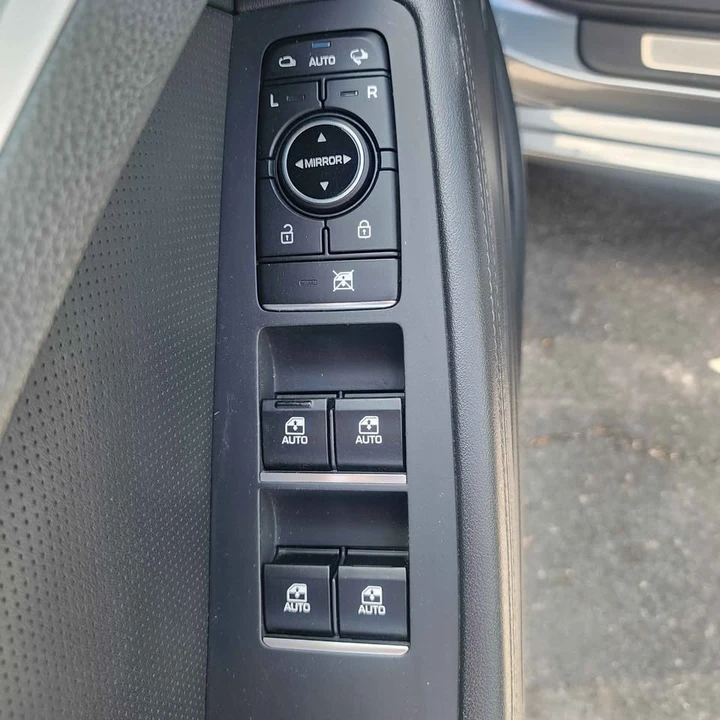 2015 Hyundai Genesis - Image 11 of 20