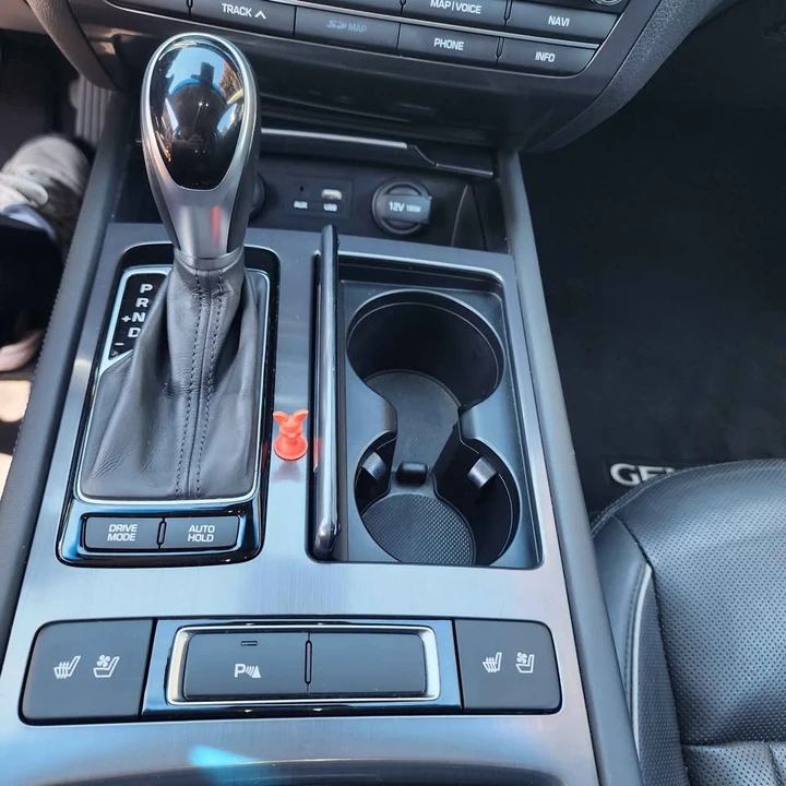 2015 Hyundai Genesis - Image 18 of 20
