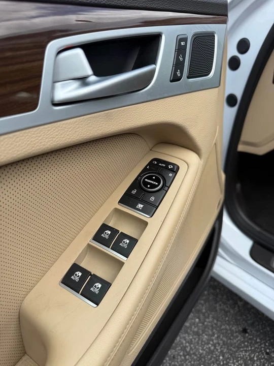 2015 Hyundai Genesis - Image 10 of 14