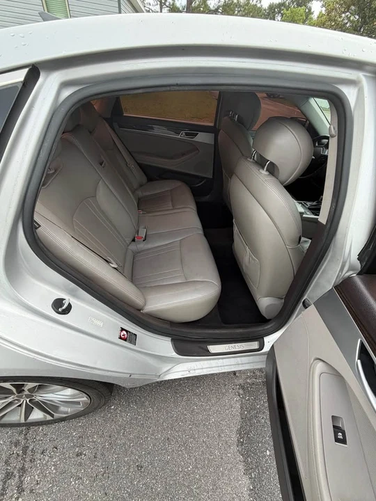 2015 Hyundai Genesis - Image 11 of 16