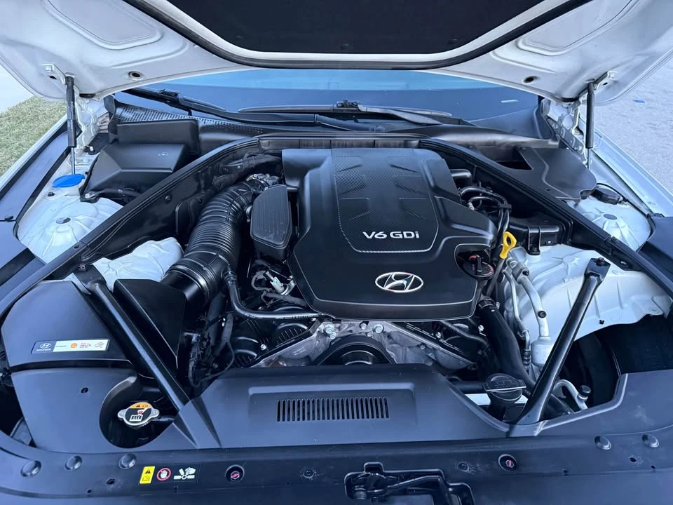 2015 Hyundai Genesis - Image 11 of 18