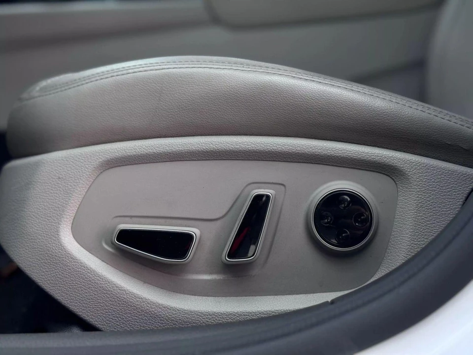 2015 Hyundai Genesis - Image 20 of 21